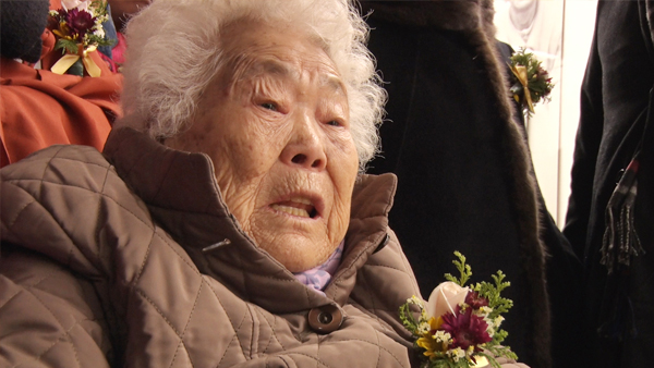 위안부 피해자 이옥선 할머니가 18일 개관한 ‘유품전시관과 추모기록관’을 둘러보던 중 눈시울을 붉혔다. 사진=문성호 기자 sungho@seoul.co.kr
