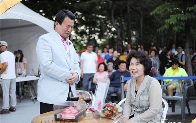 나진구(왼쪽) 중랑구청장이 지난 5월 아내의 날로 치러진 서울장미축제 폐막식에서 부인 민인숙씨에게 감사의 뜻을 전하는 세리머니를 연출하고 있다.
