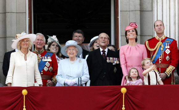 2017년 11월 20일 영국 엘리자베스2세 여왕과 부군인 필립공이 결혼 70주년을 맞는다. 영국 왕실에서 결혼 70주년을 맞는 것은 역사상 처음 있는 일이다. 2017.11.19 AP 연합통신