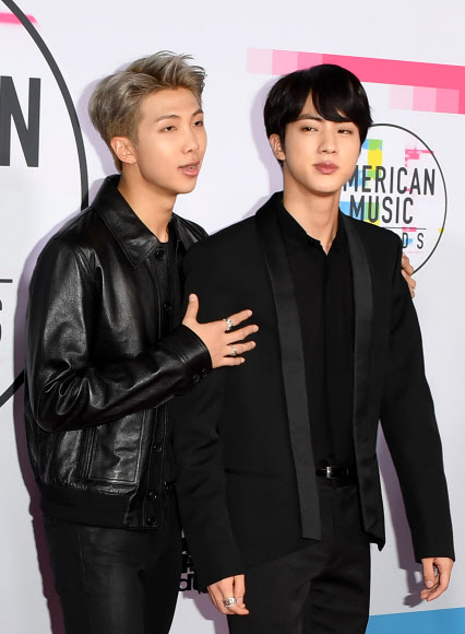 방탄소년단이 19일(현지시간) 미국 캘리포니아주 로스 앤젤레스 마이크로소프트 극장에서 열리는 ‘2017 아메리칸 뮤직 어워드(American Music Awards)’ 레드카펫에서 포즈를 취하고 있다. AFP 연합뉴스