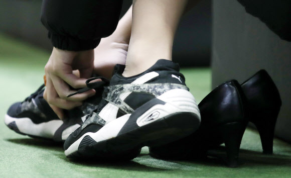 20일 서울 코엑스에서 열린 ’2017 리딩 코리아, 잡 페스티벌’에서 면접을 마친 한 구직자가 착용했던 구두를 운동화로 갈아신고 있다.  연합뉴스