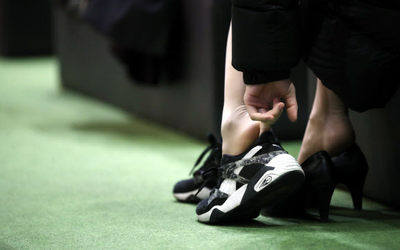 20일 서울 코엑스에서 열린 ’2017 리딩 코리아, 잡 페스티벌’에서 면접을 마친 한 구직자가 착용했던 구두를 운동화로 갈아신고 있다.  연합뉴스