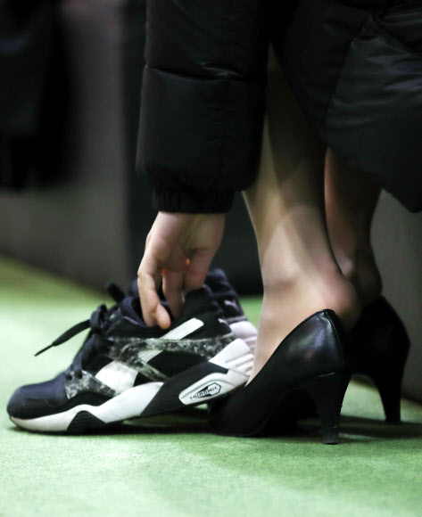 20일 서울 코엑스에서 열린 ’2017 리딩 코리아, 잡 페스티벌’에서 면접을 마친 한 구직자가 착용했던 구두를 운동화로 갈아신고 있다.  연합뉴스