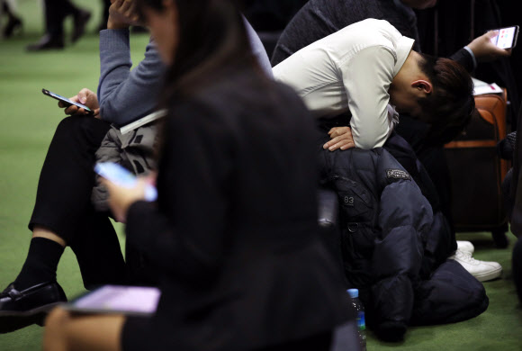20일 서울 코엑스에서 열린 ’2017 리딩 코리아, 잡 페스티벌’에서 한 참가자가 지쳐 잠들어 있다.  연합뉴스