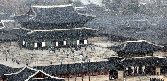 20일 오후 서울 경복궁에 눈이 내리고 있다. 서울 첫눈이다.  연합뉴스