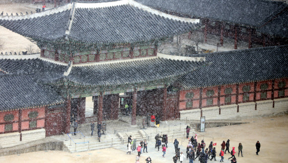 20일 오후 서울 경복궁에 눈이 내리고 있다. 서울 첫눈이다.  연합뉴스