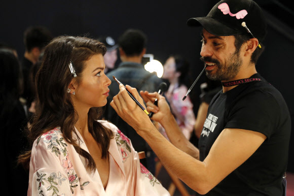 모델 조지아 파울러가 20일(현지시간) 중국 상하이의 메르세데스-벤츠 아레나에서 열리는 ‘빅토리아 시크릿 패션쇼’ 무대 뒤에서 메이크업을 받고 있다.  AP 연합뉴스