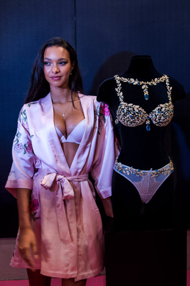 모델 라이스 리베이로가 20일(현지시간) 중국 상하이의 메르세데스-벤츠 아레나에서 열리는 ‘빅토리아 시크릿 패션쇼(Victoria’s Secret fashion show)’ 무대 뒤에서 ‘hampagne Nights Fantasy Bra’와 함께 포즈를 취하고 있다.  AFP 연합뉴스