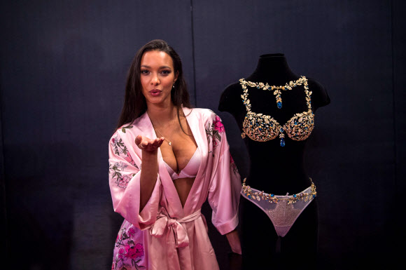 모델 라이스 리베이로가 20일(현지시간) 중국 상하이의 메르세데스-벤츠 아레나에서 열리는 ‘빅토리아 시크릿 패션쇼(Victoria’s Secret fashion show)’ 무대 뒤에서 ‘hampagne Nights Fantasy Bra’와 함께 포즈를 취하고 있다.  AFP 연합뉴스