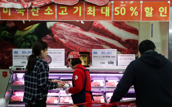 20일 오후 서울 시내 한 대형마트에서 고객들이 미국산 소고기를 고르고 있다. 이날 한국무역협회에 따르면 올해(1~10월) 미국산 소고기의 국내 수입시장 점유율은 50.7%(수입액 9억 8900만 달러)를 기록해 2003년 이후 14년 만에 수입시장 점유율 50%를 돌파했다. 연합뉴스