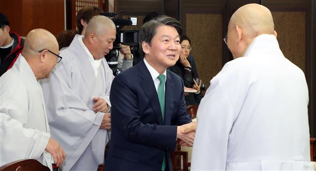 안철수 국민의당 대표가 21일 서울 종로구 조계사에서 스님들과 인사를 나누고 있다. 이날 안 대표는 대한불교조계종 총무원장인 설정스님을 예방하고 환담을 나눴다.  뉴스1