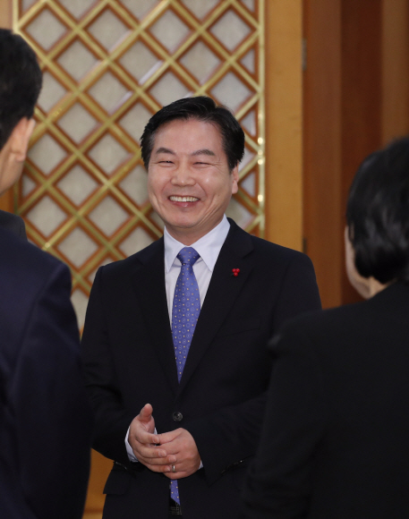 21일 오전 청와대 본관에서 열린 임명장 수여식 전 홍종학 중소벤처기업부 장관이 참모들과 이야기하고 있다. 안주영 기자 jya@seoul.co.kr