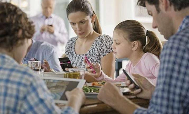 유아동 19.1%가 스마트폰 과의존 위험군에 속한 것으로 조사됐다. 부모의 스마트폰 의존도가 높을수록 자녀에게도 영향을 주는 것으로 나타났다.