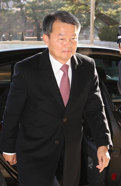 이진성 헌법재판소장 후보자가 21일 오전 서울 종로구 헌법재판소로 출근하고 있다. 뉴스1