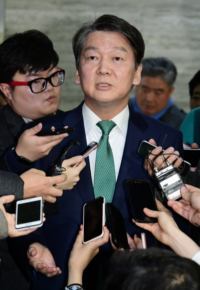 안철수 국민의당 대표가 21일 국회에서 비공개로 열린 의원총회에 참석하기 전 기자들의 질문에 답을 하고 있다. 이종원 선임기자 jongwon@seoul.co.kr