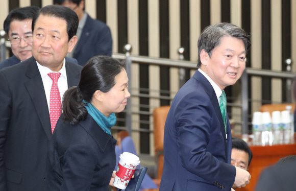 국민의당 안철수 대표가 21일 오후 국회 본청에서 열린 국민의당 비공개 의원총회에서 의원들과 인사하고 있다. 이종원 선임기자 jongwon@seoul.co.kr