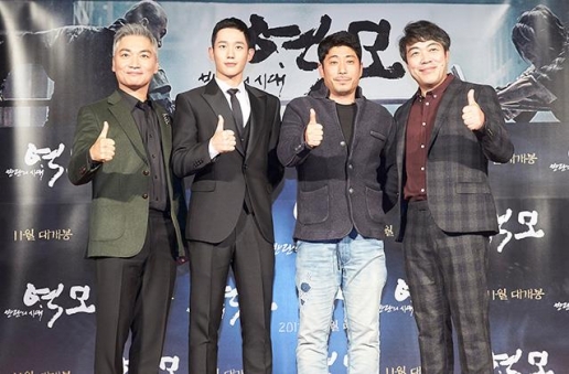 방송에서 잔뼈가 굵은 김홍선(오른쪽 두 번째) 감독의 영화 데뷔작 ‘역모’의 출연진들.