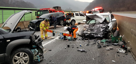 서울-양양고속도로서 13중 추돌사고