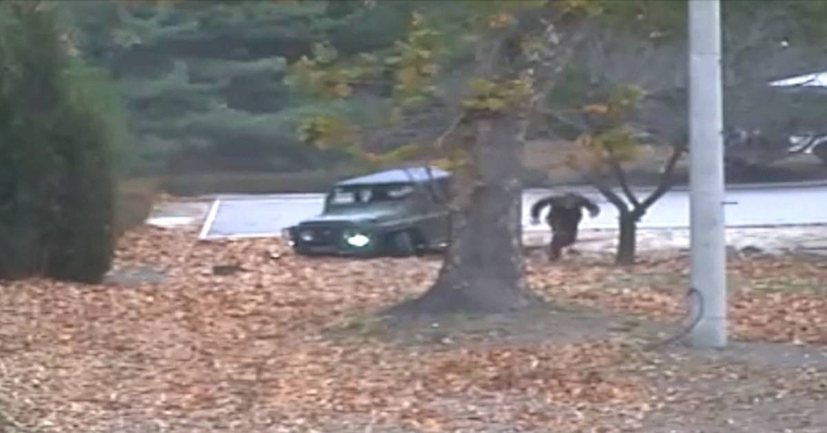 지난 13일 판문점 공동경비구역(JSA)에서 귀순 북한 병사가 지프 차량에서 내려 남쪽으로 달리고 있다. 유엔군 사령부가 22일 공개한 당시 CCTV.  2017.11.22  유엔군사령부 제공