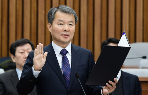 이진성 헌법재판소장 후보자가 22일 오전 국회에서 열린 인사청문회에서 선서하고 있다.  이종원 선임기자 jongwon@seoul.co.kr