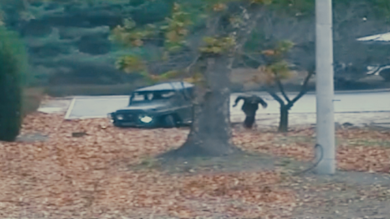 지난해 11월 13일 판문점 공동경비구역(JSA)을 통해 귀순한 북한 병사 오청성씨가 지프 차량에서 내려 남쪽으로 달리고 있는 모습. 사진은 유엔군사령부가 같은 달 22일 공개한 CCTV 영상. 2017.11.22  유엔군사령부 제공
