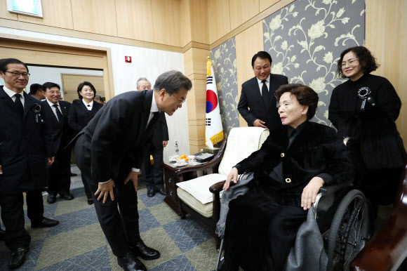 문 대통령, ‘손명순 여사에게 공손하게’