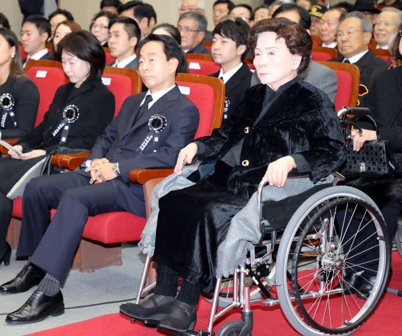 고 김영삼 전 대통령 추도식 참석한 손명순 여사