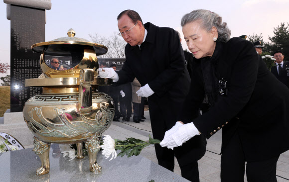 김영삼 전 대통령 묘소 찾은 반기문