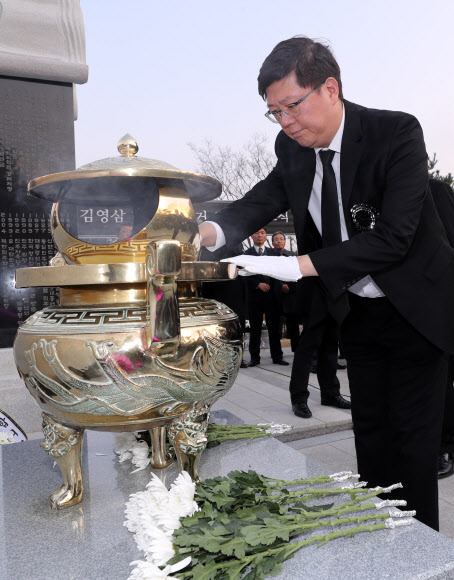 김영삼 전 대통령 묘소 찾은 김홍걸