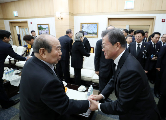 문 대통령, ‘김수한 전 국회의장과 손 잡고’