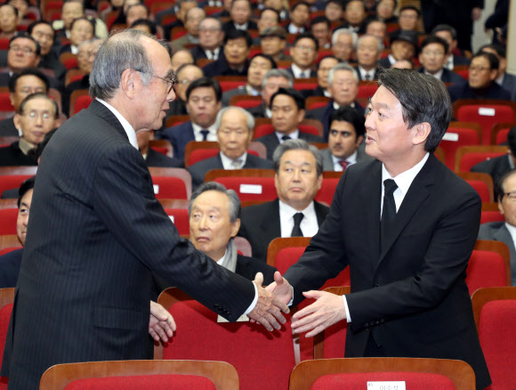 악수하는 안철수-이홍구