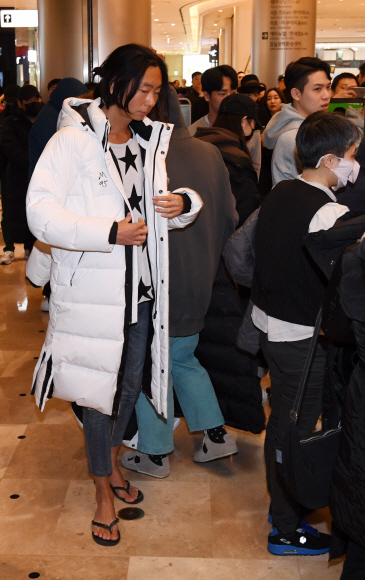 22일 오전 서울 송파구 롯데월드 잠실점 에비뉴엘에서 이날 선착순 1,000명에게 판매된  ’평창 롱패딩’을 시민들이 구매하고 있다. 2017. 11. 22 손형준 기자 boltagoo@seoul.co.kr