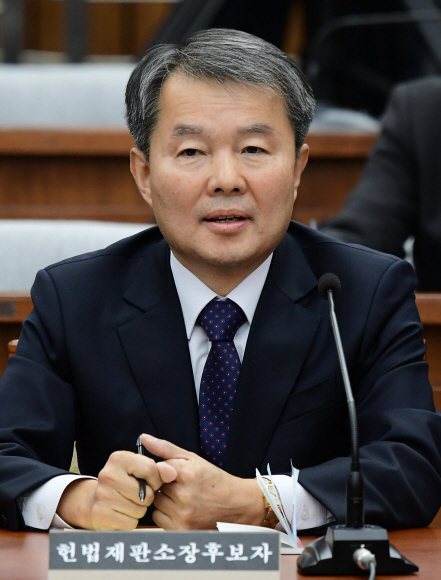 이진성 헌법재판소장 후보자가 22일 국회에서 열린 인사청문회에서 의원 질의에 답하고 있다. 이종원 선임기자 jongwon@seoul.co.kr