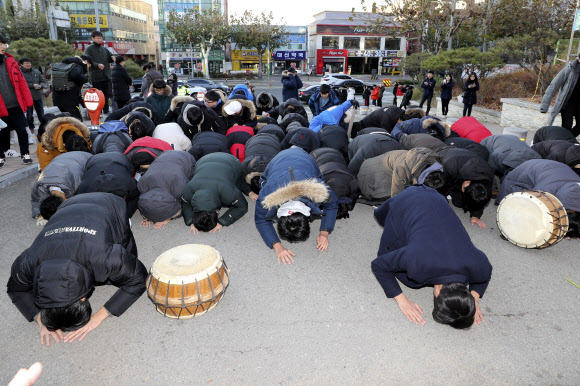 ‘선배님께 큰절’