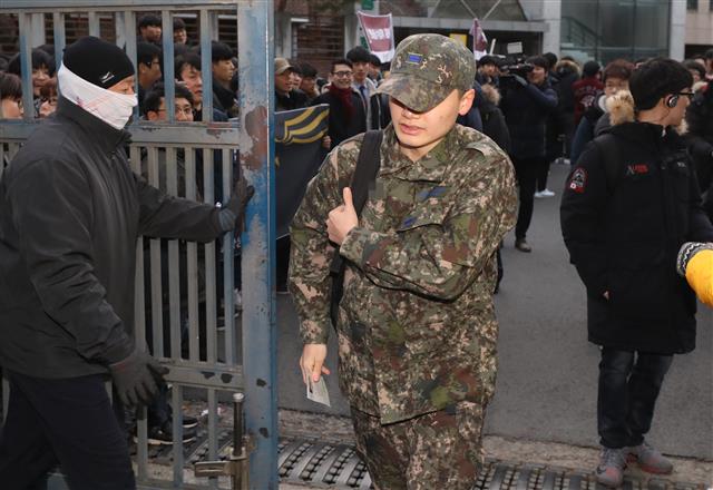 수능 시험 보러온 軍일병