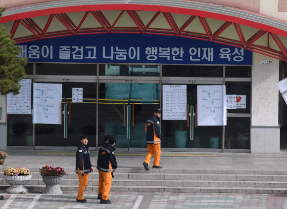 포항 지진으로 일주일 미뤄진 2018학년도 대학수학능력시험이 전국에서 일제히 치뤄진 가운데 23일 경북 포항시 80지구 제8시험장인 포항이동중학교에서 소방대원들이 대기하고있다. 이날 오전 11시 35분쯤 경북 포항시 북구 북쪽 9km 지점에서 규모 1.7 가량의 지진이 발생했다.2017. 11. 23. 박윤슬 기자 seul@seoul.co.kr