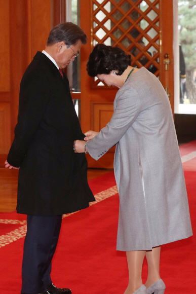 문재인 대통령 부인 김정숙 여사가 23일 청와대 본관에서 한국을 국빈방문한 샤브카트 미르지요예프 우즈베키스탄 대통령을 기다리는 동안 문 대통령의 옷맵씨를 바로 잡아주고 있다. 2017. 11. 23 안주영 기자 jya@seoul.co.kr
