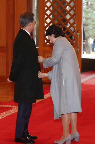 문재인 대통령 부인 김정숙 여사가 23일 청와대 본관에서 한국을 국빈방문한 샤브카트 미르지요예프 우즈베키스탄 대통령을 기다리는 동안 문 대통령의 옷맵씨를 바로 잡아주고 있다. 2017. 11. 23 안주영 기자 jya@seoul.co.kr