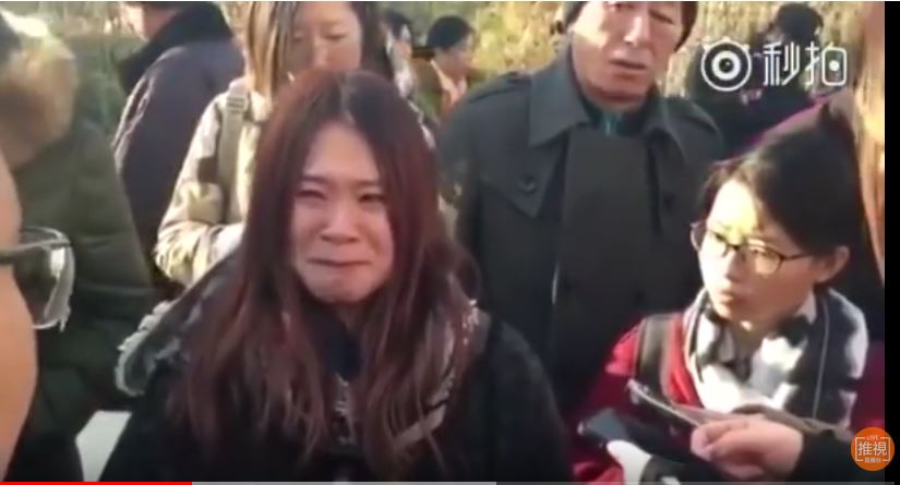 RYB유치원의 학부모가 울면서 아동학대를 증언하고 있다. 출처:유튜브 화면 캡쳐