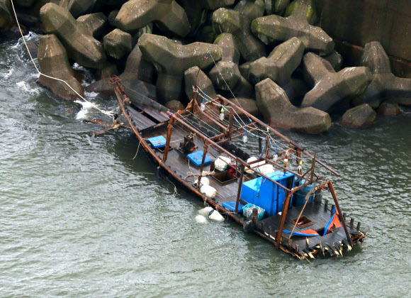 일본쪽 동해에 표류한 북한 목조 어선