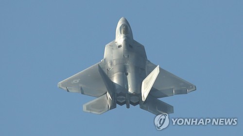 지난달 21일 한국 상공 비행하는 F-22[연합뉴스 자료사진]