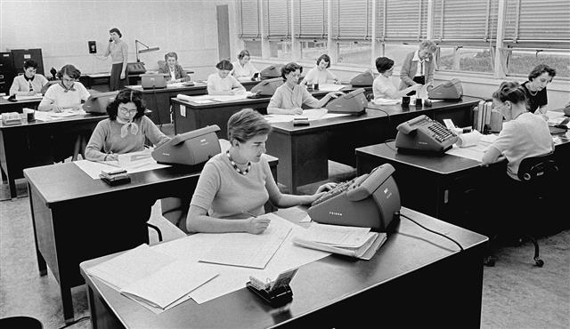 1955년 미국 항공우주국 산하 제트추진연구소에서 당시 ‘인간 컴퓨터’라고 불리던 여성 과학 기술자들이 커다란 계산기를 앞에 둔 채 일하고 있다. 알마 제공
