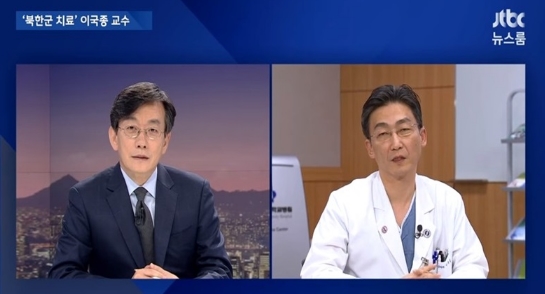 JTBC 뉴스룸과 화상인터뷰를 하는 이국종(오른쪽) 교수.