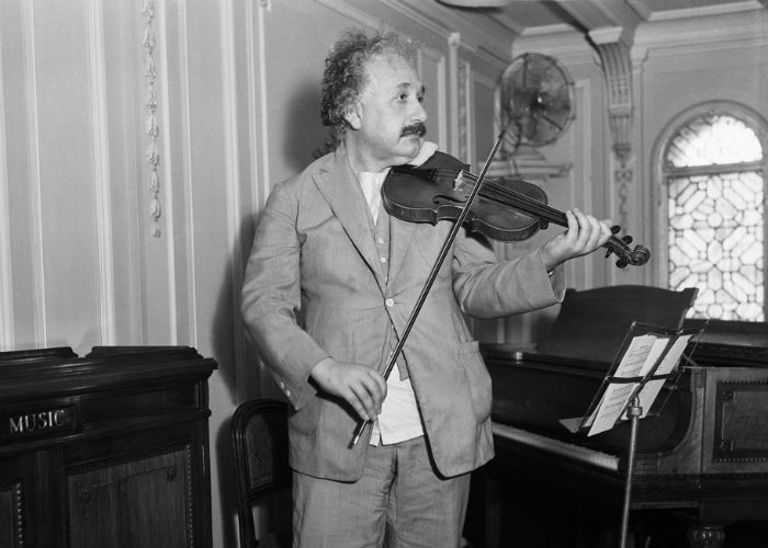 음악을 연주하는 아인슈타인