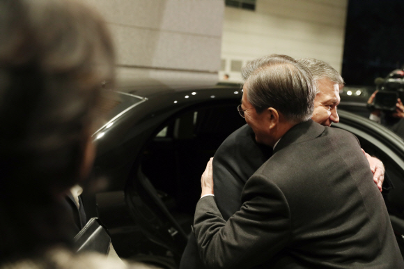 문재인 대통령과 국빈방문한 샤브카트 미르지요예프 우즈베키스탄 대통령이 24일 오후 친교행사로 서울 용산구 국립중앙박물관을 관람한 뒤 헤어지기 앞서 포옹을 하고 있다.   청와대 제공