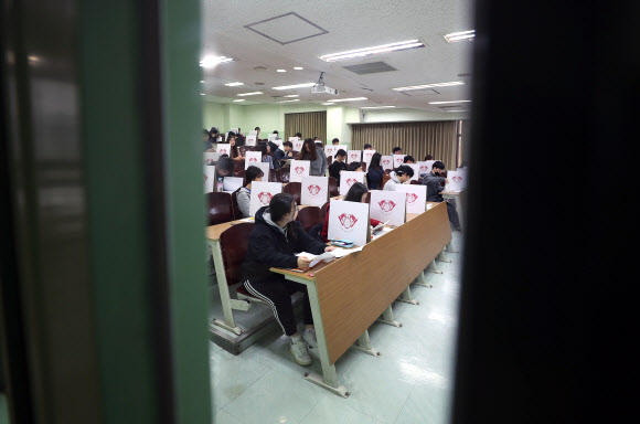 논술고사 치르는 수험생들