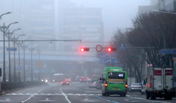 안개 낀 주말 아침