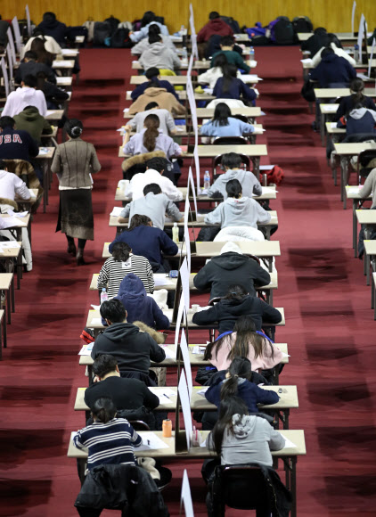 이른 아침 치르는 대입 논술고사