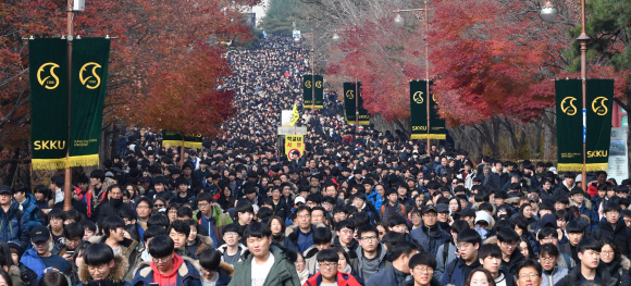 26일 서울 명륜동 성균관대학교에서 수시시험을 마친 학생들이 캠퍼스를 나서고 있다. 박지환 기자 popocar@seoul.co.kr