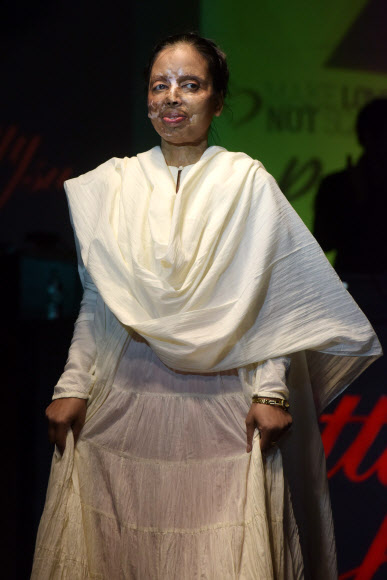 25일(현지시간) 인도 뉴델리에서 비정부단체 ‘상처  아닌 사랑을 만들자(Make Love Not Scars)’가 주최한 패션쇼에서 산성물질 공격을 당해 얼굴에 상처를 입은 인도 여성들이 모델로 무대에 섰다. AFP 연합뉴스